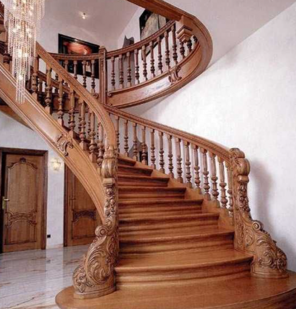 Tangga kayu dengan detail ukiran pada pegangan